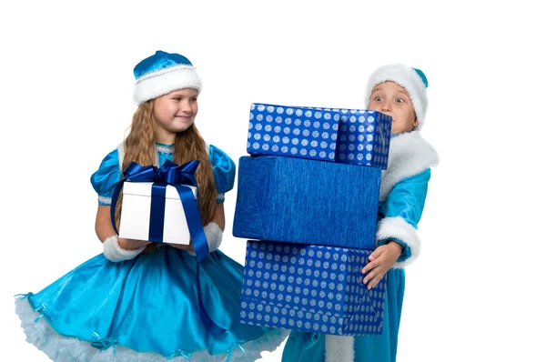 Crianças no traje segurando caixas com presentes — Fotografia de Stock