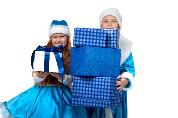 Crianças no traje segurando caixas com presentes . — Fotografia de Stock