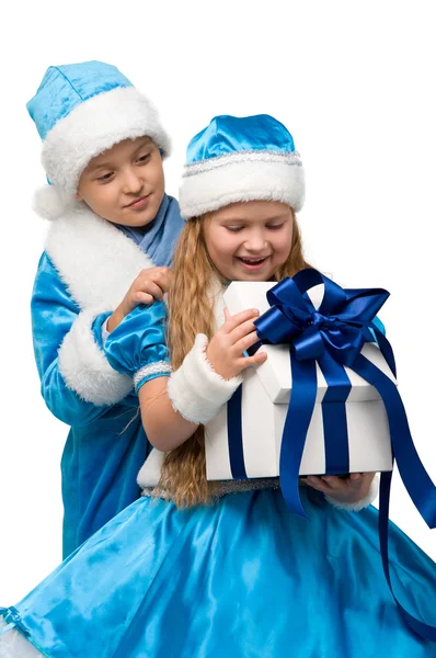 Lite barn i kostyme som holder en boks med en gave . – stockfoto