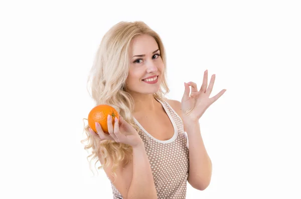 Menina com laranja em um fundo branco — Fotografia de Stock