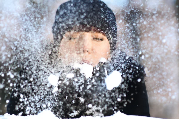 Девушка зимой со снегом — стоковое фото