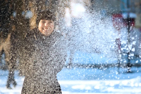 Fille en hiver avec neige — Photo