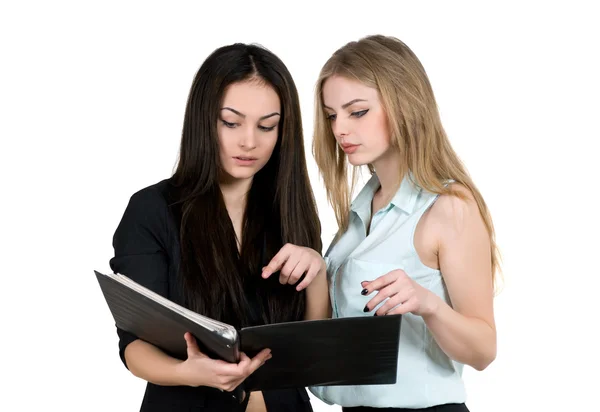 Zwei junge Frauen mit einem Ordner in der Hand — Stockfoto
