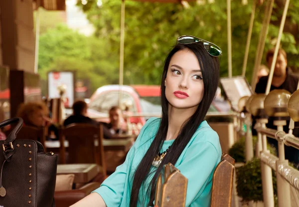 Menina em um café esperando — Fotografia de Stock