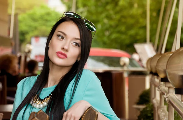 Chica en un café esperando —  Fotos de Stock