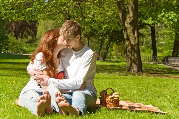 Man en vrouw in het park — Stockfoto