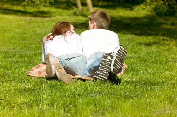 Мужчина и женщина в парке — стоковое фото