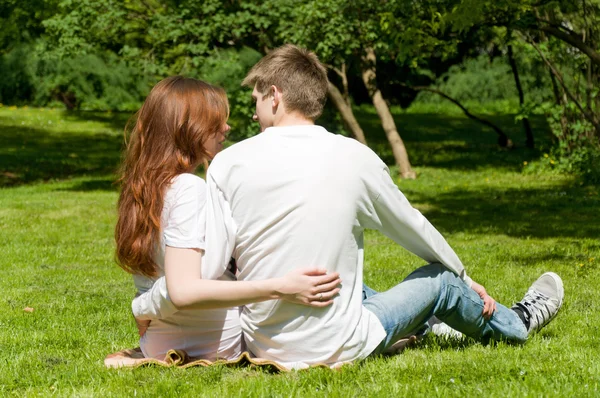 Мужчина и женщина в парке — стоковое фото