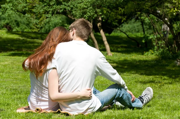 Man en vrouw in het park — Stockfoto