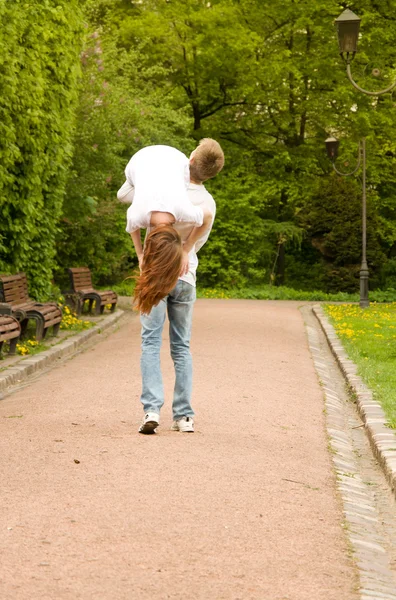 Mann und Frau im Park — Stockfoto