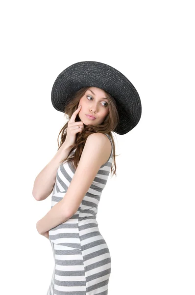 Молода жінка в чорному капелюсі думає про щось — стокове фото