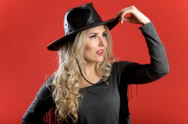 güzel sarışın kıvırcık saçlı bir kovboy şapkası