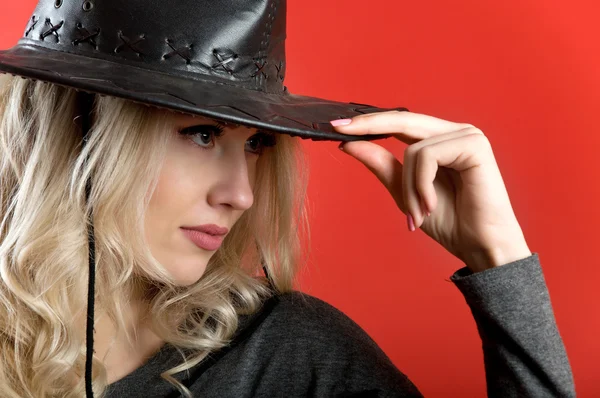 Сексуальна блондинка з кучерявим волоссям у ковбойському капелюсі — стокове фото