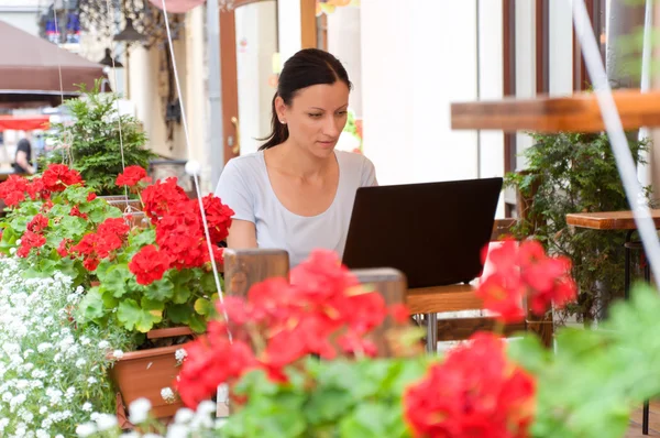 Mujer de negocios haciendo una charla en el ordenador portátil — Foto de Stock