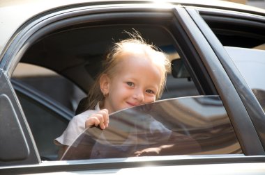 küçük kız arabada rides 