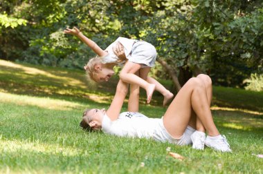 Anne ve kızı doğada bir hafta sonu geçirmek