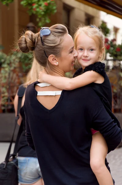 küçük kızının annesi hugs