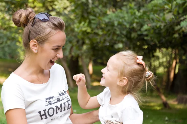 Madre e hija pasan un fin de semana en la naturaleza — Foto de Stock