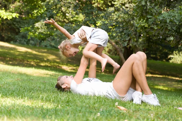 Madre e hija pasan un fin de semana en la naturaleza — Foto de Stock