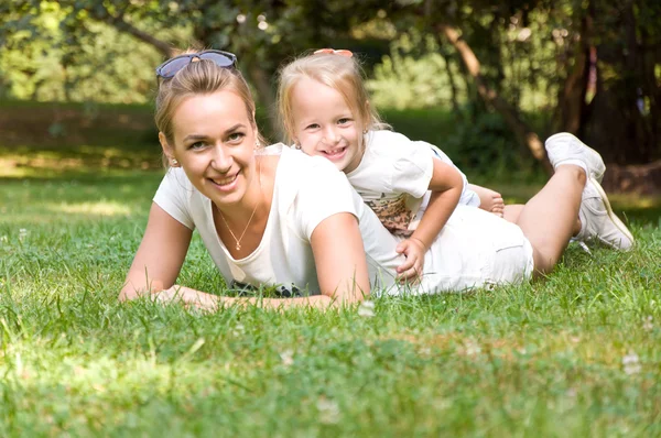 Moeder en dochter besteden een weekend in de natuur — Stockfoto