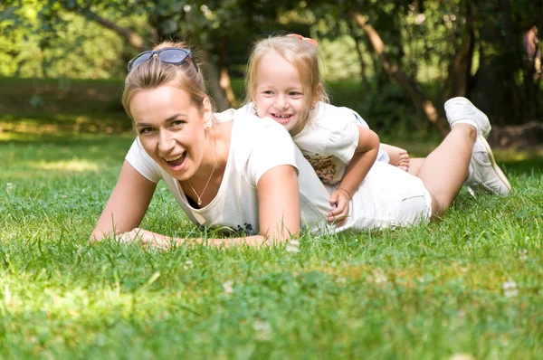 Madre e hija pasan un fin de semana en la naturaleza — Foto de Stock