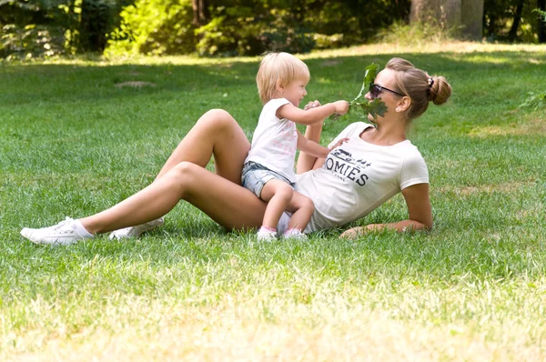 Madre e hija pasan un fin de semana en la naturaleza — Foto de Stock