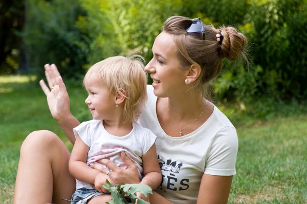 Madre e hija pasan un fin de semana en la naturaleza — Foto de Stock