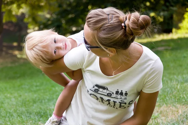 Madre e hija pasan un fin de semana en la naturaleza — Foto de Stock