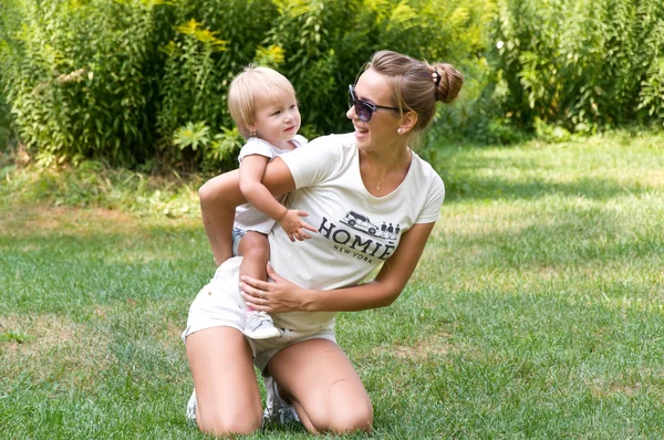 Madre e hija pasan un fin de semana en la naturaleza — Foto de Stock