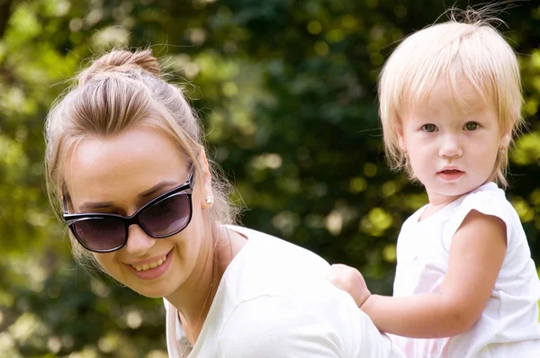 Madre e hija pasan un fin de semana en la naturaleza — Foto de Stock