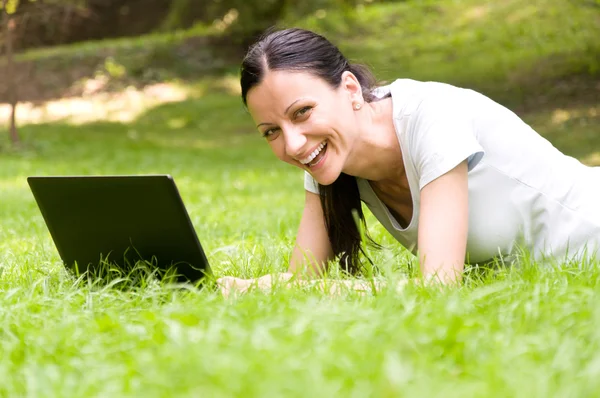 Flicka freelancer gör hennes jobb i parken — Stockfoto