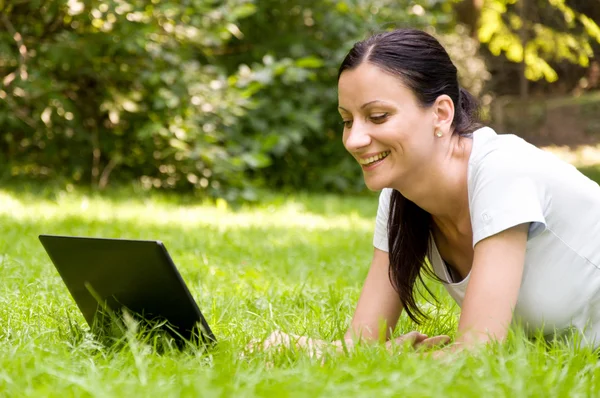 Meisje freelancer doet haar werk in het park — Stockfoto