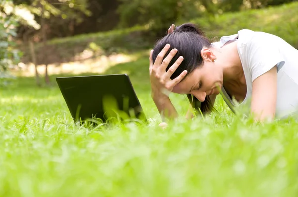 Flicka freelancer gör hennes jobb i parken — Stockfoto