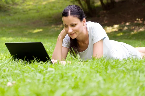 Meisje werken freelance — Stockfoto