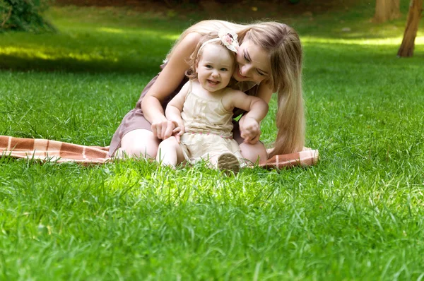 Mère et fille passent un week-end dans la nature — Photo