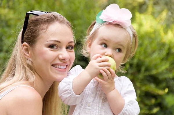 Madre e hija pasando el fin de semana en el parque — Foto de Stock