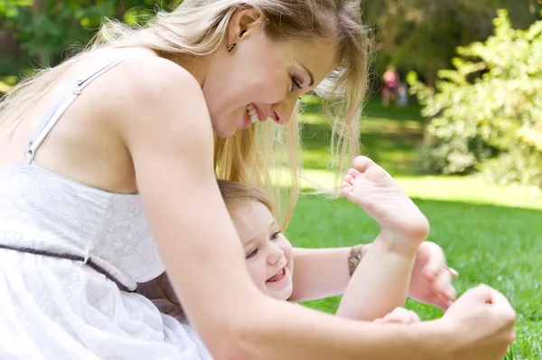 Madre e hija pasan juntos las vacaciones — Foto de Stock