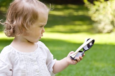 Güneş gözlüklü küçük kız