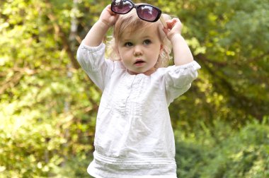 Güneş gözlüklü küçük kız