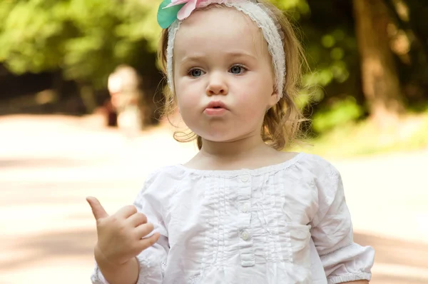 Small child to spend the weekend at the park — Stock Photo, Image