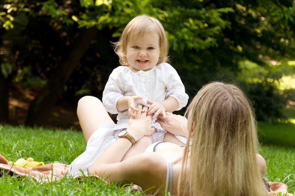 Mère et fille passent un week-end dans la nature — Photo