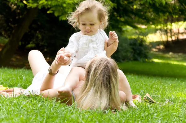 Madre e hija pasan un fin de semana en la naturaleza — Foto de Stock