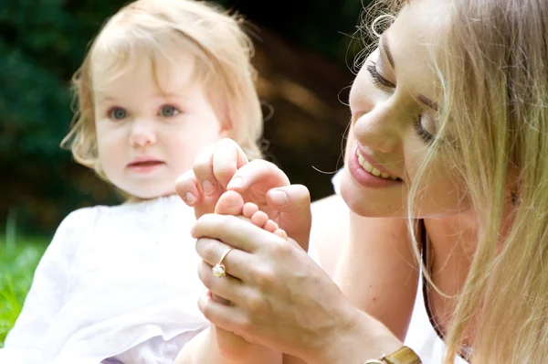 Madre e hija pasan un fin de semana en la naturaleza — Foto de Stock