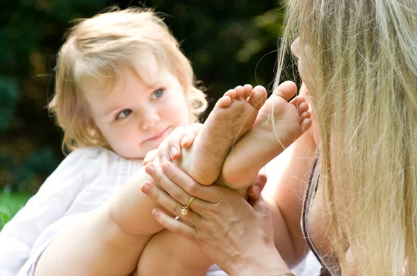 Mère et fille passent un week-end dans la nature — Photo