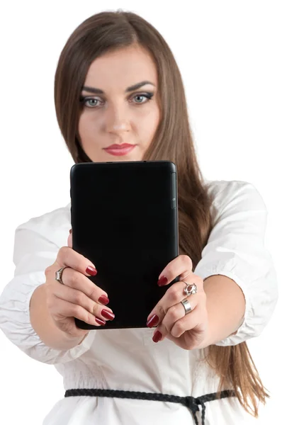 Chica exitosa sosteniendo una computadora y escribiendo en un teclado —  Fotos de Stock