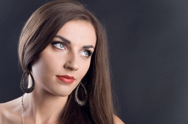 Uzun düz saçları güzel seksi esmer