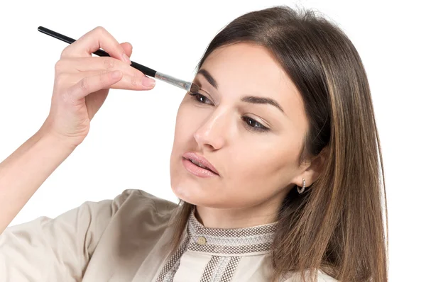 Visagiste. young girl paints her eyes. Girl doing makeup — Stock Photo, Image