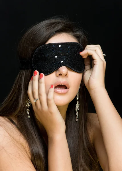 Красива сексуальна жінка. її очі закрита маска — стокове фото