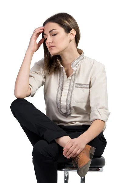 Junge Geschäftsfrau sitzt in Gedanken — Stockfoto