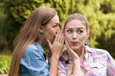 sırlarını anlatmaya kız